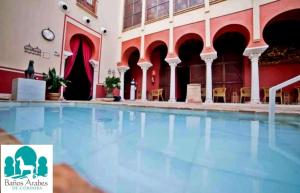 una gran piscina en un edificio en Hospedería Baños Arabes de Córdoba Dos, en Córdoba