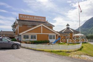 a hotel with a car parked in front of it at Hafjell Hotell in Hafjell