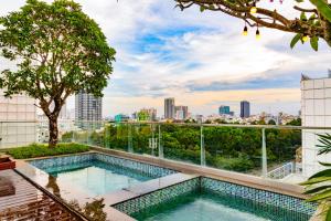 una piscina sul tetto di un edificio di Cochin Sang Hotel ad Ho Chi Minh