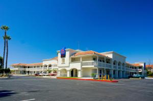 um grande edifício com um parque de estacionamento em frente em Motel 6-Carlsbad, CA Beach em Carlsbad