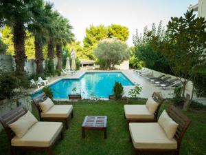 A piscina localizada em Myrto Hotel ou nos arredores