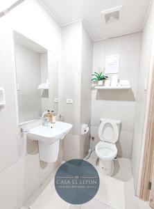 uma casa de banho branca com um WC e um lavatório em White Nordic Fully-Furnished Studio at INSPIRIA em Dávao