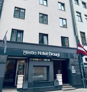 een hotelgebouw met een bord voor ainsteinitus hoteldrug bij Hestia Hotel Draugi in Rīga