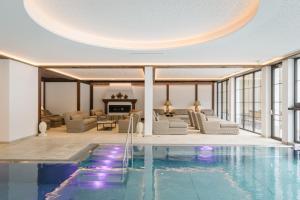 a living room with a swimming pool in a house at Hotel Bräu in Zell am Ziller