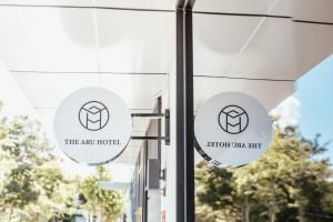 コタキナバルにあるThe Aru Hotel at Aru Suitesの建物脇のアートホテルの看板