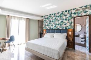 Rúm í herbergi á Solmaris Tropea Rooms & Suites