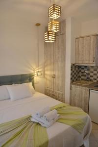 เตียงในห้องที่ Delfinaki Lionas Boutique Apartments