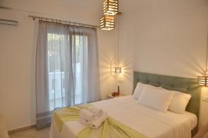 เตียงในห้องที่ Delfinaki Lionas Boutique Apartments