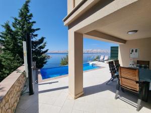 patio con vista sull'acqua di Villa Relax , with seaview and two pools near beach a Starigrad (Cittavecchia)