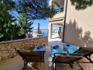 un tavolo e sedie su un patio con vista sull'acqua di Villa Relax , with seaview and two pools near beach a Starigrad (Cittavecchia)