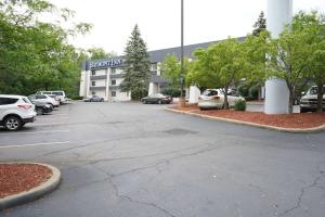 ein Parkplatz mit Autos vor einem Gebäude in der Unterkunft Baymont by Wyndham Bridgeport/Frankenmuth in Bridgeport