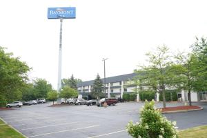 ein Parkplatz vor einem Gebäude mit Straßenschild in der Unterkunft Baymont by Wyndham Bridgeport/Frankenmuth in Bridgeport