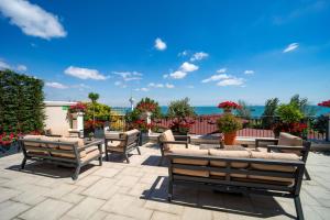 eine Gruppe Bänke auf einer Terrasse mit Blumen in der Unterkunft Mula Hotel in Istanbul