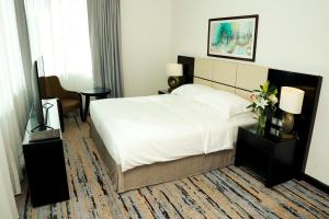 Cama ou camas em um quarto em Cristal Hotel Abu Dhabi