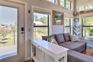 Upscale Tiny Home - Boho-Chic Austin Getaway! tesisinde bir oturma alanı