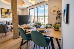 comedor con mesa y sillas en Catedral - Apartamentos Burgos Deluxe, en Burgos