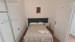 ein kleines Schlafzimmer mit einem Bett mit einem grünen Kopfteil in der Unterkunft Pensión Casablanca in Santa Cruz de Tenerife