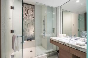 Ванная комната в Suites at SLS Lux Brickell managed by CE