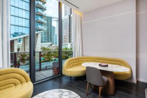 Гостиная зона в Suites at SLS Lux Brickell managed by CE