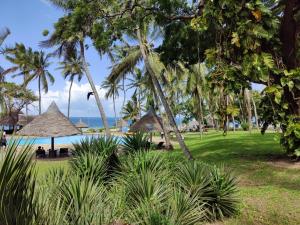 - Vistas a un complejo con piscina y palmeras en Cocoa Luxury Resort, Nyali, Mombasa, en Mombasa