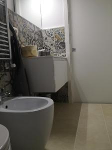 y baño con aseo blanco y lavamanos. en L'angolo di Cinzia, en Matera