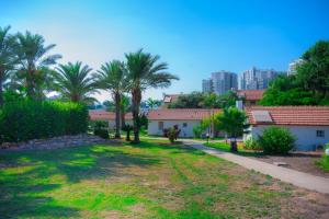 Kebun di luar Agamim Hotel Ashkelon