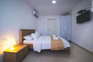 Tempat tidur dalam kamar di Agamim Hotel Ashkelon