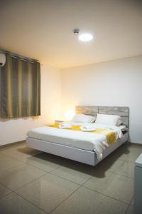 Tempat tidur dalam kamar di Agamim Hotel Ashkelon