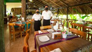 Un restaurante u otro lugar para comer en Hotel La Aldea del Halach Huinic