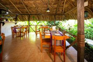 Un restaurante u otro lugar para comer en Hotel La Aldea del Halach Huinic