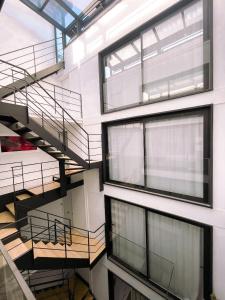 una escalera de caracol en un edificio con ventanas en Córdoba Boutique, en Córdoba