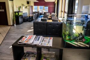 een tafel met een aquarium en tijdschriften erop bij Hotell Maritim Skjervoy in Skjervøy