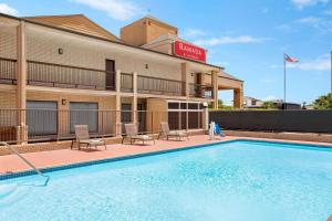 Hồ bơi trong/gần Ramada by Wyndham San Antonio Near SeaWorld - Lackland AFB