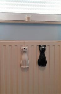 duas decorações de gato preto e branco numa parede em Apartman Silvija em Osijek