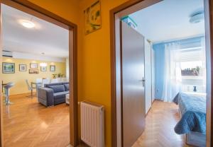 um quarto com uma cama e uma sala de estar em Apartman Silvija em Osijek