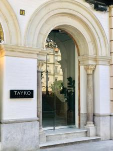 Facaden eller indgangen til Hotel Tayko Sevilla