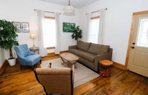 a living room with a couch and a chair at Sweetwater Branch Inn in Gainesville