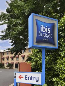 ein Schild für Billighotels vor einem Gebäude in der Unterkunft ibis Budget Brisbane Airport in Brisbane