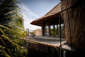 un balcón exterior de un edificio con vistas en Radhoo Tulum, en Tulum