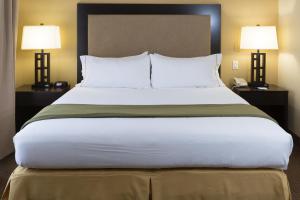 מיטה או מיטות בחדר ב-Holiday Inn Express Hotel & Suites Jacksonville Airport, an IHG Hotel