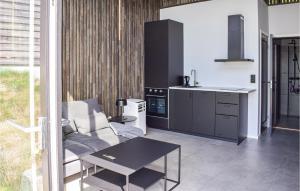 A cozinha ou cozinha compacta de Nice Home In Brevik With Kitchen