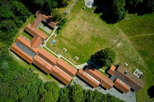 einen Blick über ein Haus mit Hof in der Unterkunft Danhostel Hillerød in Hillerød