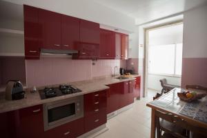 A kitchen or kitchenette at Otília Apartamentos