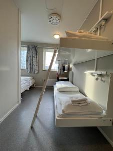 En eller flere senger på et rom på Bodø Hostel & Motel