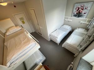 En eller flere senger på et rom på Bodø Hostel & Motel