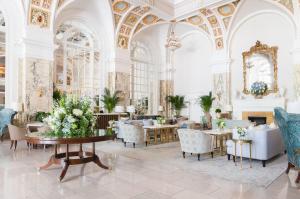 een grote kamer met tafels en stoelen in een gebouw bij The Hermitage Hotel in Nashville