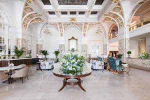 een eetkamer met een tafel met bloemen erop bij The Hermitage Hotel in Nashville