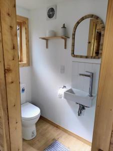 Un baño de Maitai Whare Iti - Adventure Cabins & House