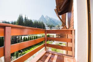 einen Balkon mit Bergblick in der Unterkunft Villa Ermitage in Buşteni