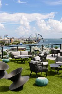 eine Terrasse mit Tischen, Stühlen und einem Riesenrad in der Unterkunft The Elser Hotel Miami - An All-Suite Hotel in Miami